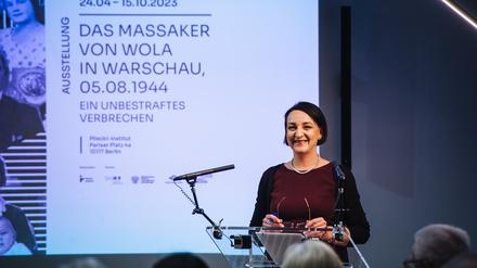 Die Leiterin des Pilecki-Instituts, Madgalena Gawin, eröffnet die Ausstellung „Das Massaker von Wola in Warschau“ am Brandenburger Tor.