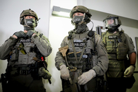 GSG9-Spezialeinsatzkräfte lassen sich beim Besuch des Bundesinnenministers in der neuen Bundespolizeidirektion 11 fotografieren.