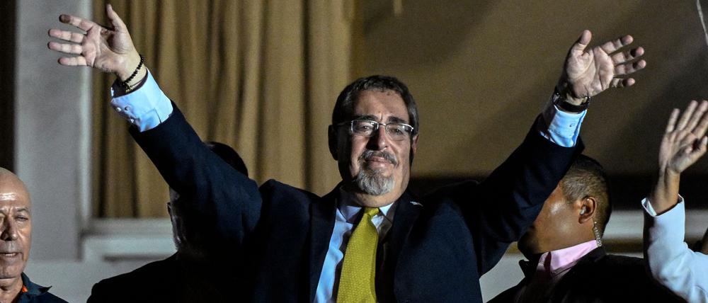 Bernardo Arevalo, Präsidentschaftskandidat der Partei Movimiento Semilla (Bewegung Saatkorn), nach der Stimmabgabe bei der Stichwahl der Präsidentschaftswahlen in Guatemala. 