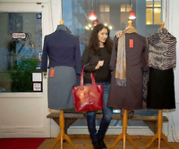 Die Designerin Gülay Basgöl posiert mit Schaufensterpuppen in ihrem Laden in Schöneberg.