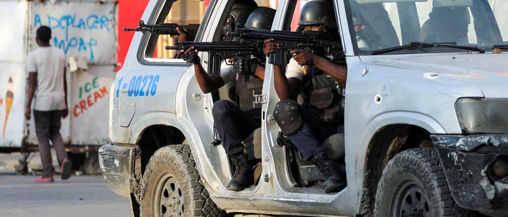 Polizisten in der haitianischen Hauptstadt Port-au-Prince, im Einsatz gegen Gangs.