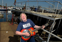 Der Musiker Gunter Gabriel spielt vor seinem Hausboot im Harburger Binnenhafen.