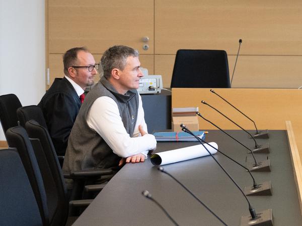 Der Imker Rico Heinzig und sein Anwalt Markus Hoffmann vor Beginn des Prozesses im Gerichtssaal in Dresden. 