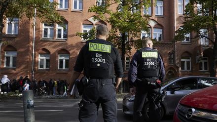Polizisten stehen vor dem Ernst-Abbe-Gymnasium in der Sonnenallee im Berliner Stadtteil Neukölln (Symbolbild).