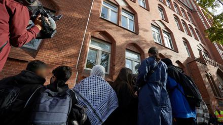 Schüler versammeln sich nach dem Unterricht vor dem Ernst-Abbe-Gymnasium im Berliner Stadtteil Neukölln. An dieser Schule kam es zu einen Vorfall im Zusammenhang mit dem Israel-Konflikt. Eine für heute angekündigte Demonstration wurde aus Sicherheitsgründen abgesagt