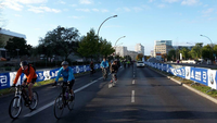 Und von hinten drängelt die Taxe ... Die Marathon-Radler auf der Potsdamer Straße in Berlin-Tiergarten