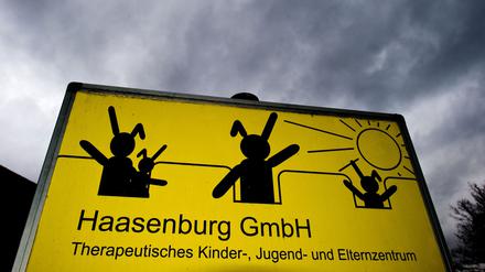 Dunkle Wolken über einem Schild des Kinder- und Jugendheims «Haus Babenberg» der Haasenburg GmbH am 07.11.2013 in Jessern (Brandenburg). 