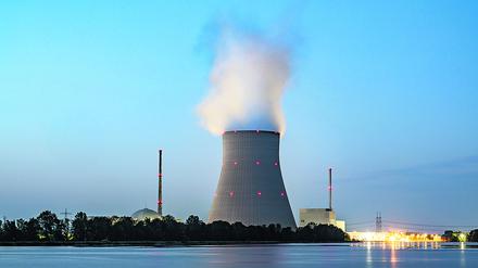 Das Atomkraftwerk Isar 2 könnte womöglich auch über das Jahresende hinaus am Netz bleiben. 
