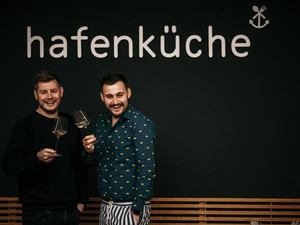 Gastgeber in der „Hafenküche“: Küchenchef Frederik Grieb und Sommelier Mathias Brandweiner.