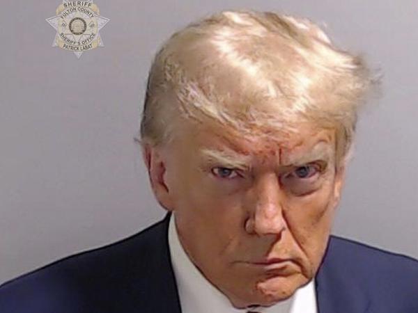 Der erste „mug shot“ eines US-Präsidenten: Donald Trump bei seiner kurzzeitigen Verhaftung in Georgia.