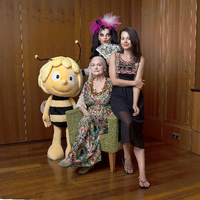 Bienenköniginnen. Eva-Maria Hagen (sitzend), Nina und Cosma-Shiva Hagen.
