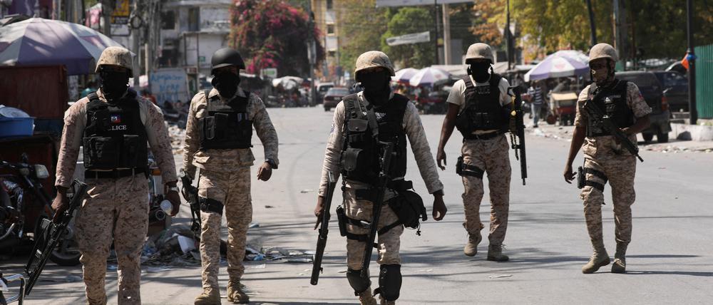 Polizei patrolliert in Port-au-Prince, nachdem Banden das Regierungsgebäude in Haiti angegriffen haben. 