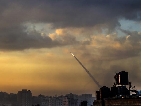 Raketen werden von militanten Palästinensern in Gaza auf Israel abgefeuert. 