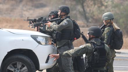 Israelische Streitkräfte suchen am Tag nach dem tödlichen Großangriff der Hamas nach Terroristen.