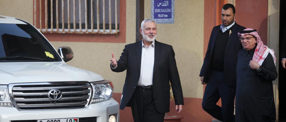 Ismail Hanijah (links), Chef der Hamas, geht mit Mohammed Al Emadi (r), dem Botschafter Katars für die Palästinensischen Autonomiegebiete, aus dem Haus.