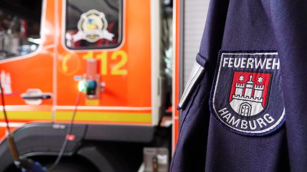 Eine Jacke mit der Aufschrift «Feuerwehr Hamburg» hängt in der Feuer- und Rettungswache Berliner Tor. (Symbolfoto)