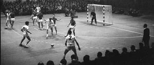 WM 1958 in der Werner-Seelenbinder-Halle, hier eine Szene aus dem Spiel um Platz drei zwischen Deutschland und Dänemark. 