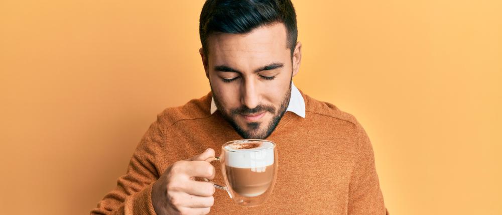 Menschen assoziieren den Geruch von Kaffee mit der Farbe braun-rot, zeigt eine  Studie. Umgekehrt funktioniert dieser crossmodale Trick auch.