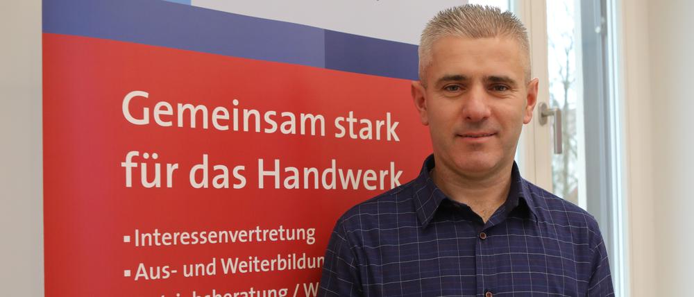 Handwerker Želimir Miličević hat dank des Projekts HabiZu in Westbrandenburg berufliche Perspektive und eine neue Heimat gefunden haben.