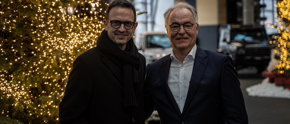 Till Brönner und Hans-Bahne Hansen, Vertriebsdirektor der Mercedes-Benz-Niederlassung Berlin, stimmen sich auf das vorweihnachtliche Ereignis ein.