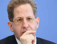 Horst Seehofer (CSU, r), Bundesminister für Inneres, Heimat und Bau, sitzt neben Hans-Georg Maaßen, Präsident des Bundesamtes für Verfassungsschutz.