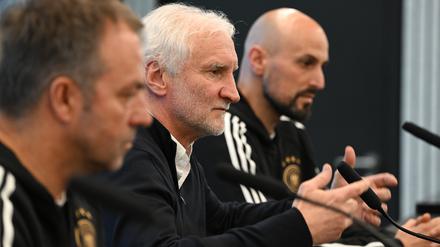 Ein Trio sucht den Erfolg. Bundestrainer Hansi Flick (links), DFB-Sportdirektor Rudi Völler (Mitte) und Antonio Di Salvo.