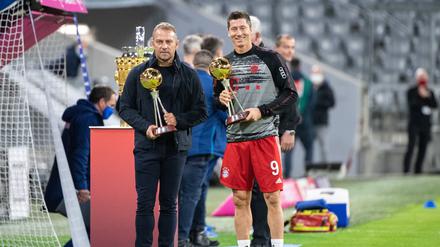 2020 waren sie noch in einem Team beim FC Bayern. Flick (i.) die Trophäe „Trainer des Jahres“ in den Händen, Lewandowski die für den „Spieler des Jahres“. 