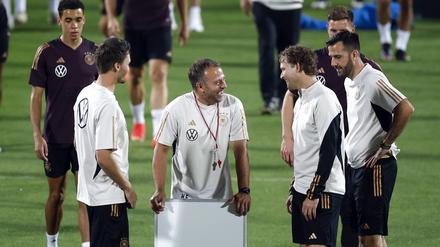 Stress vor dem Finale? Hansi Flick (Mitte) freut sich eher auf das Spiel gegen Spanien. 