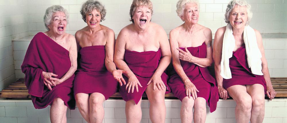 Wie stellt man gerade in schwierigen Zeiten diese Generation zufrieden? Fröhliches Damenkränzchen in der Sauna.