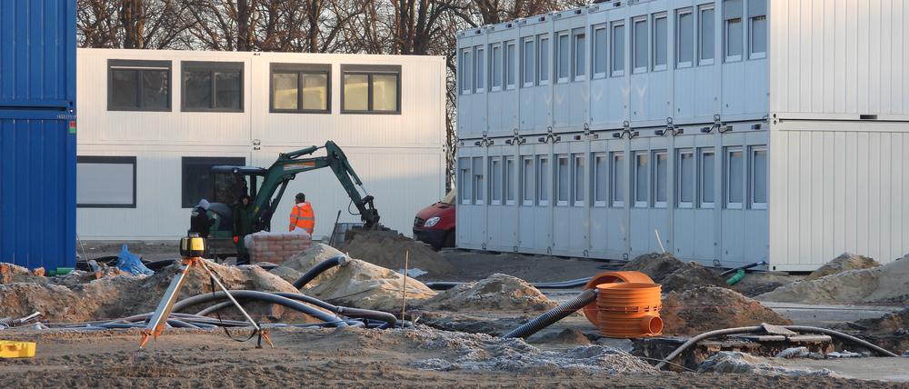 In Nähe der Technischen Uni Hamburg-Harburg: Bau eines Containerdorfes für mehrere hundert Flüchtlinge.