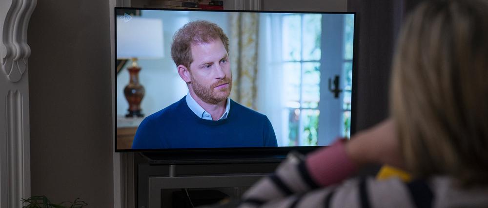 Das Interview mit Prinz Harry ist auf einem TV-Bildschirm zu sehen.