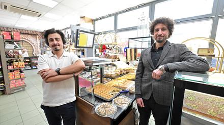 Mahmout und Loay Arbash im neuen arabischen Supermarkt „Hartna“.
