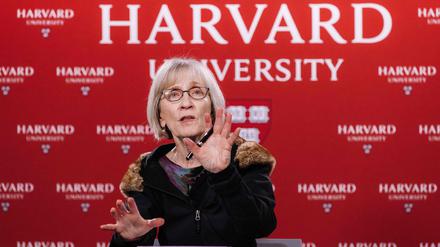 Claudia Goldin bei der Pressekonferenz an der Harvard-Universität. 