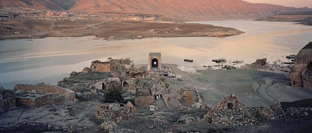 Hasankeyf in Südosten-Anatolien. 2020 wurden Protesten zum Trotz für den Bau des Ilisu-Staudamms große Teile der historischen Stätten überschwemmt. 