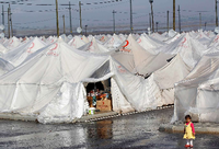 Ein syrisches Flüchtlingsmädchen steht vor Zelten des Roten Halbmondes in der türkischen Provinz Hatay.