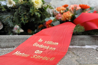 Vor 7 Jahren ermordete ihr Bruder die 23-jährige Deutsch-Türkin Hatun Sürücü. Heute wurde in Berlin der Toten gedacht.