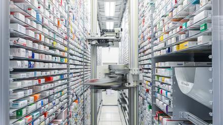 Blick in das automatisierte Medikamentenlager einer Apotheke. (Symbolbild)