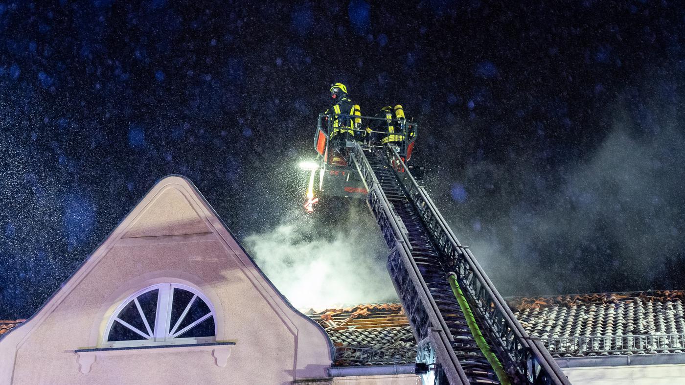Hausbrand in Brandenburg: Zwölf Menschen in Luckenwalde in Sicherheit  gebracht