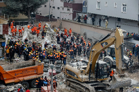 Rettungskräfte entfernen Schutt und Trümmerteile eines mehrstöckigen Gebäudes, das am 06.02.2019 eingestürzt war.