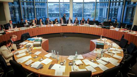 Blick in den Sitzungssaal mit dem Haushaltsausschuss des Bundestags am 16. November.