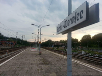 Früher hielten hier die Intercitys, die ICEs, seit 1998 hält hier kein Fernzug mehr - und im Herbst 2014 auch keine Regionalbahn mehr. Es wird immer stiller in Wannsee, der Station mit den alten Schildern und dem Gras auf dem Bahnsteig.
