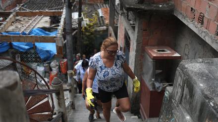 Frauen nehmen an einer von der städtischen Gesundheitsbehörde organisierten Aktion zur Eindämmung eines Dengue-Ausbruchs im Tabajaras-Slum in Rio de Janeiro, Brasilien, teil.