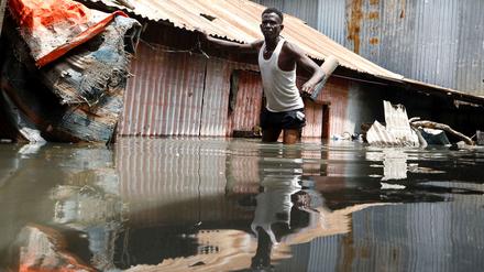 Ein Mann watet nach heftigen Regenfällen in Mogadischu, Somalia, am 9. November 2023 durch die Fluten. 