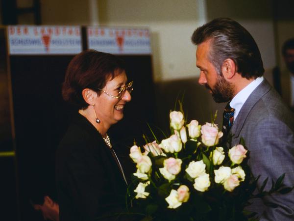 Heide Simonis im Mai 1993 zur bei ihrer Wahl zur Ministerpräsidentin von Schleswig-Holstein gewählt, Wolfgang Kubicki, FDP-Politiker und Abgeordneter im Landtag Schleswig-Holstein, gratuliert. 