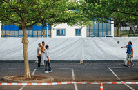 Flüchtlinge vor dem ehemaligen Praktiker-Baumarkt in Heidenau