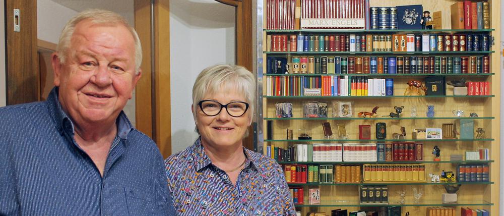 Heike und Udo Haedicke aus Berlin-Marzahn haben 3500 Mini-Bücher in ihrer Sammlung