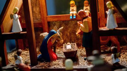 24.12.2023, Niedersachsen, Oldenburg: Eine Krippe mit dem Jesuskind steht bei einer Christvesper in der Lambertikirche im Stadtzentrum. Foto: Hauke-Christian Dittrich/dpa +++ dpa-Bildfunk +++