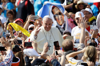 Papst Franziskus fährt nach einer Heiligsprechungs-Feier auf dem Petersplatz zwischen Gläubigen hindurch.