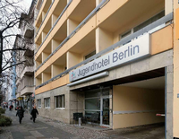 Umgewidmet. Eines der Flüchtlingsheime im Bezirk gibt es seit Dezember 2013 im früheren Hotel der Sportjugend Berlin am Kaiserdamm.