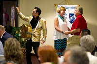 Ein Elvis-Imitator tritt auf der Bühne auf, während John Rada (r) und seine Frau Llana Smith (M) am 27.08.2015 nach ihrer erneuten Hochzeit auf einem Tourismuskongress in Las Vegas (USA) tanzen. Jährlich werden in Vegas nach Angaben der Stadt mehr als 80 000 Ehen geschlossen - das sind im Schnitt 200 pro Tag.